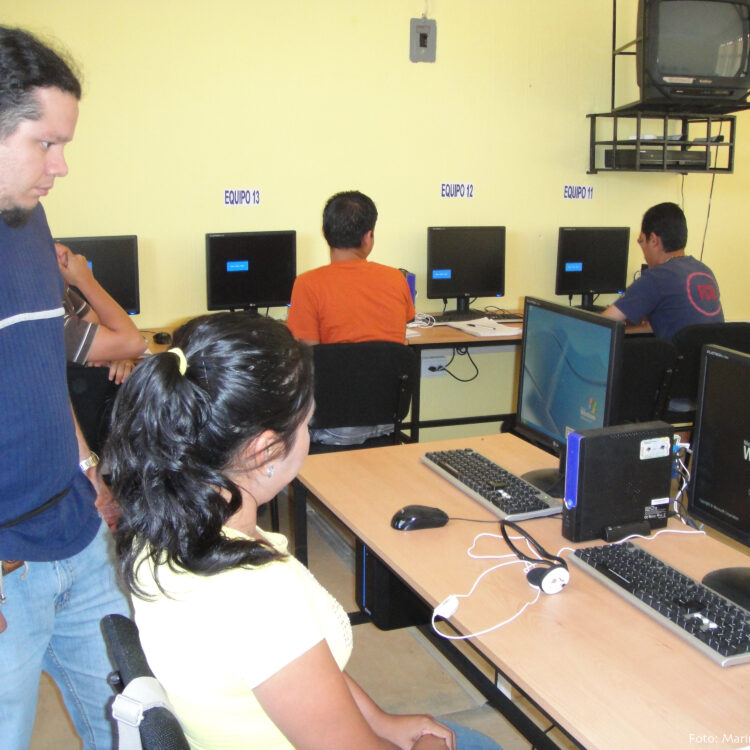 Fotografías de Marina Morris de las Aulas Tecnológicas en comunidades rurales.